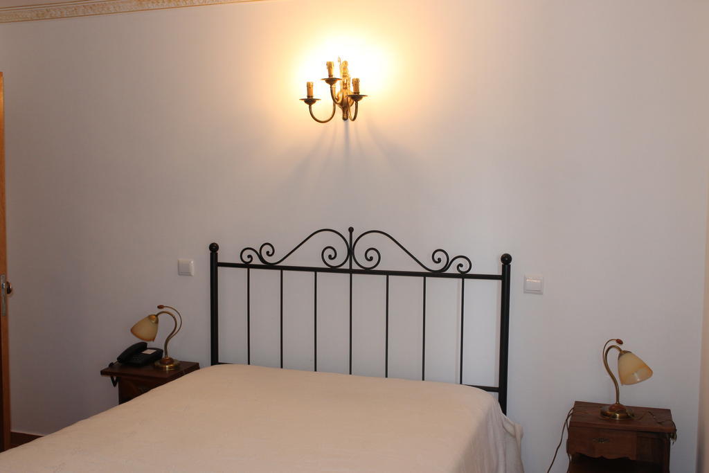 "O Viajante" Low Cost Hotel เอสเตรมอซ ภายนอก รูปภาพ