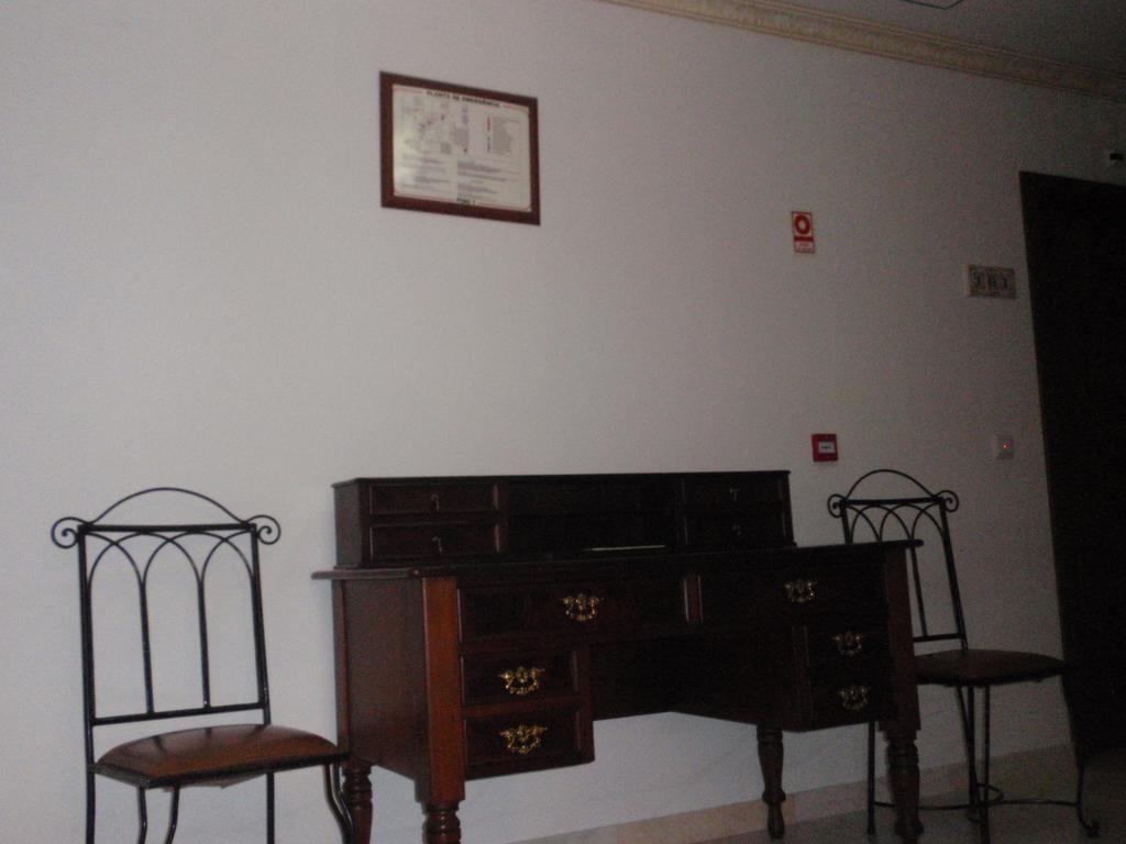 "O Viajante" Low Cost Hotel เอสเตรมอซ ภายนอก รูปภาพ