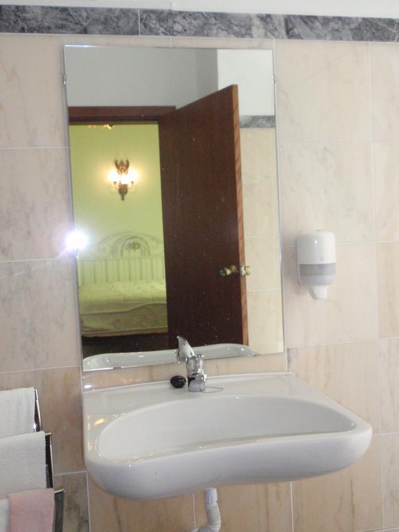 "O Viajante" Low Cost Hotel เอสเตรมอซ ห้อง รูปภาพ