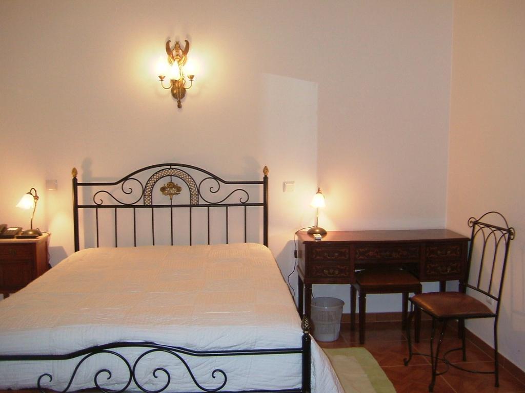 "O Viajante" Low Cost Hotel เอสเตรมอซ ห้อง รูปภาพ